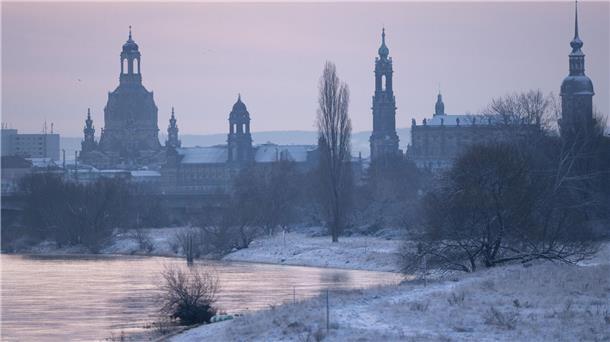 Bilder des Tages Sonnenaufgang über Dresden: Im Hintergrund die Kulisse der Altstadt mit der Frauenkirche (l.), dem Ständehaus, der Katholischen Hofkirche und dem Hausmannsturm.