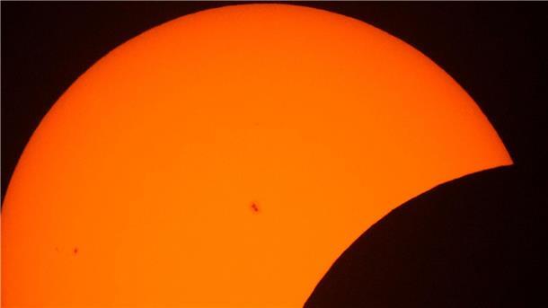 Sonnenflecken sind während der Anfangsphase der Sonnenfinsternis zu sehen.