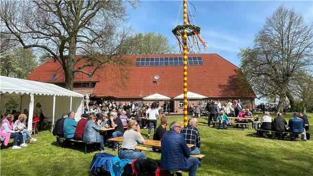Der Mai ist gekommen: Butjadingen bereitet dem Wonnemonat gebührenden Empfang Sonnenschein und Maibaum, dazu Musik von The Muschels: So ließ es sich am 1. Mai aushalten beim Frühschoppen am Landhuus Bieber.