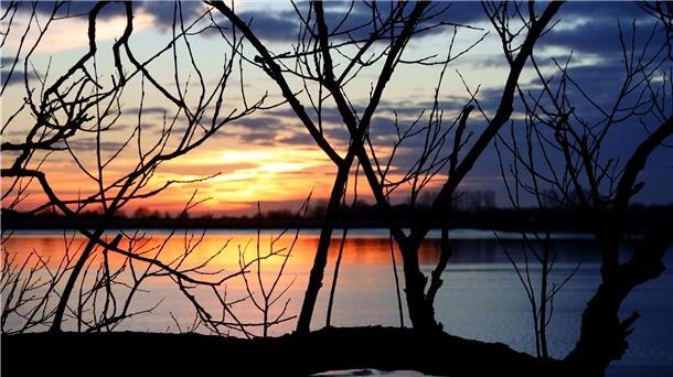 Sonnenuntergang über der Weser.