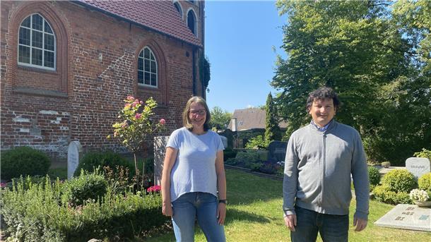 Sonntagsgottesdienste sollen nun auch wieder in der Atenser Kirche stattfinden. Pastorin Christiane Wittrock und Pastor Christopher Iven starten eine Testphase.