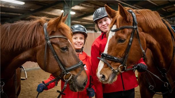 Sophia Goiny mit Queenie (li.) und Alea Greiner mit Eldorado gehören dem Vierkampf-Team vom Hof Fehrmoor an.