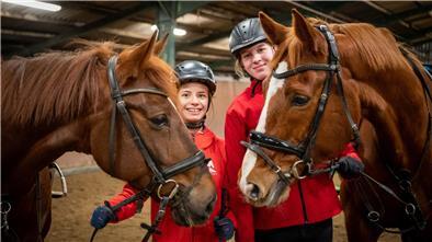 Sophia Goiny mit Queenie (li.) und Alea Greiner mit Eldorado gehören dem Vierkampf-Team vom Hof Fehrmoor an.