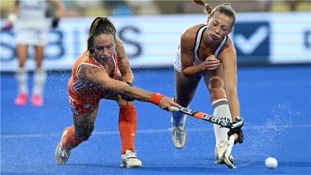Deutsche Hockey-Spielerinnen unterliegen Niederlande klar Sophia Schwabe (r) und die Niederländerin Lisa Post im Duell um den Ball.