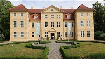 Sophie Charlotte von Mecklenburg-Strelitz, die spätere englische Königin Queen Charlotte (1744-1818), wurde in Mirow geboren.