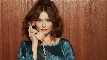 Sophie Ellis-Bextor sang 2000 den Song „Groovejet (If This Ain’t Love)“ des italienischen DJs Spiller, nachdem sie zuvor als Sängerin der Indie-Rock-Band Theaudience keinen Erfolg gehabt hatte.