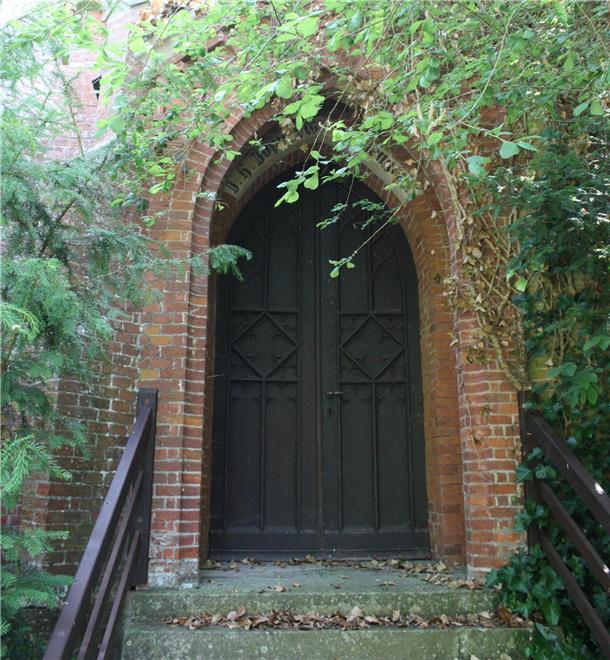 Sorge machen sich die Rechtenflether Bürger und Bürgerinnen über den Zustand der Joppert-Kapelle auf dem Friedhof.