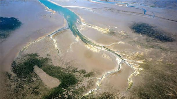  Ein Priel zieht sich durch das ostfriesische Wattenmeer. (zu dpa: «Studie: Wie verändert sich das Wattenmeer?») 