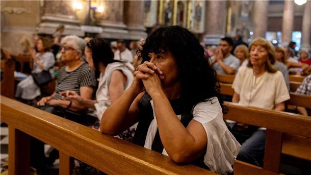 Bilder des Tages Sorge um den Papst: Gläubige nehmen an einer Messe für die Gesundheit von Papst Franziskus in der Basilika von San José de Flores in Argentinien teil.