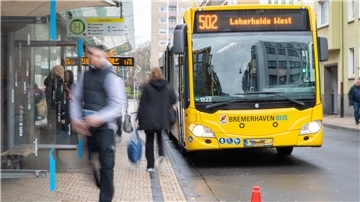 Bus an Bushaltestelle.