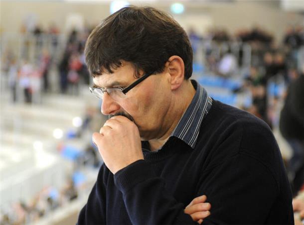 Sorgenvoller Blick: in der Saison 2011/12 ereilte die Pinguins der sportliche Abstieg aus der Zweiten Liga. Nur am grünen Tisch gelang der Klassenerhalt.