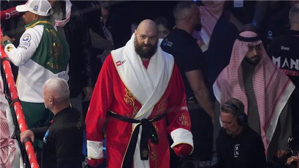 Usyk bleibt Box-König - Nächster Mega-Kampf winkt Sorgte mit seinem Outfit wieder für Furore: Tyson Fury