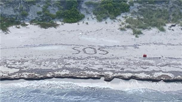 „SOS“ im Sand: US-Küstenwache findet Gestrandeten „SOS“: Ein 64-jähriger Mann war drei Tage lang auf einer Insel in den Bahamas gestrandet.