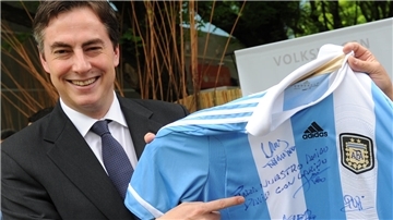 Souvenir aus Argentinien: Beim Besuch im Volkswagen Werk bei Buenos Aires im Oktober 2011 bekam der damalige Ministerpräsident David McAllister (CDU) ein signiertes Fußball-Trikot der argentinischen Nationalmannschaft überreicht. 
