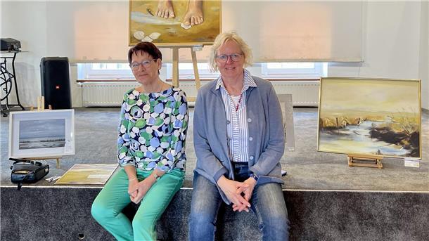 Butjadingen: Neue Ausstellung macht Lust auf Meer Sowohl Ina Korter (rechts) als auch Gisela Böhle mögen maritime Motive.