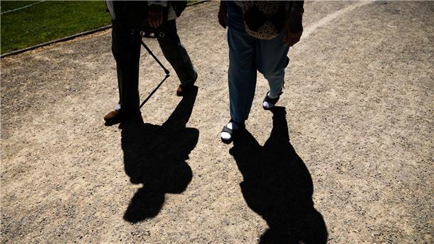 Pläne gegen Einsamkeit Soziale Beziehungen wie etwa Freundschaften helfen gegen Einsamkeit.