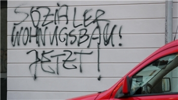 „Sozialer Wohnu(n)gsbau! Jetzt!“ steht an einer Hauswand. Daraus wird nichts. Zu teuer. Zu unwirtschaftlich. Der Landkreis erteilt der Gründung einer Wohnungsbaugesellschaft eine Absage.