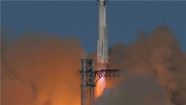 SpaceX’s Mega-Rakete Starship hebt zu einem Testflug von der Starbase in Boca Chica, Texas, ab.