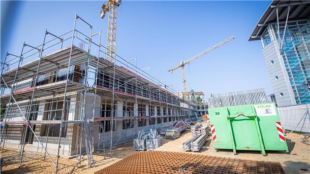 Späte Grundsteinlegung: Der Neubau des Jobcenters in Bremerhaven wächst bereits in die Höhe.