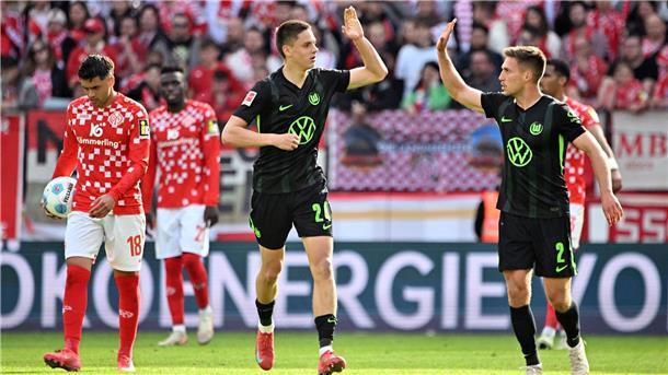 Debatte um Wolfsburg-Trainer Hasenhüttl geht weiter Später Ausgleich für Wolfsburg: Bence Dardai (li.) und Kilian Fischer (r.) jubeln