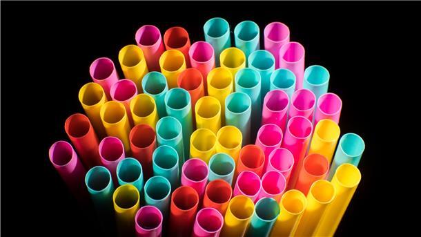Spätestens im Sommer 2021 sollen sie aus den Regalen verschwinden: Strohhalme aus Kunststoff, Plastikteller und -gabeln sowie Wattestäbchen.