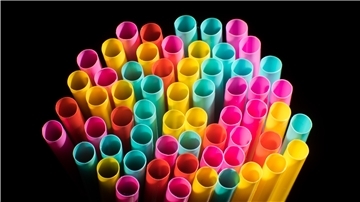 Spätestens im Sommer 2021 sollen sie aus den Regalen verschwinden: Strohhalme aus Kunststoff, Plastikteller und -gabeln sowie Wattestäbchen.