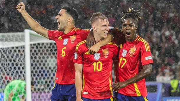 Spaniens Dani Olmo (Mitte) jubelt nach seinem Tor zum 4:1 mit Mikel Merino (li.) und Nico Williams.