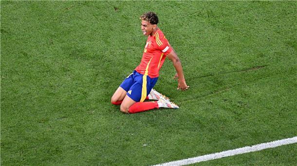 Ausgleich gegen Frankreich: Yamal jüngster EM-Torschütze Spaniens Lamine Yamal jubelt nach seinem Tor zum 1:1.