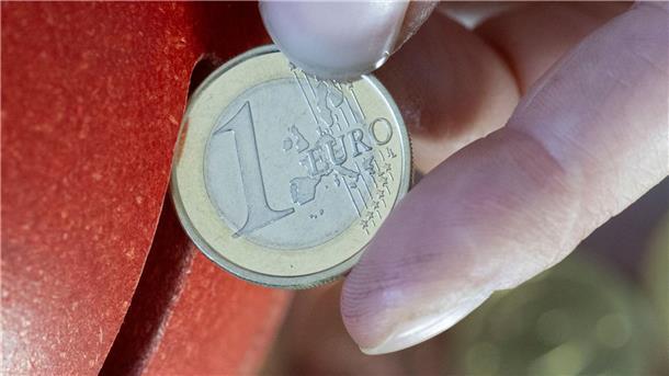 Erste Festgeldangebote mit Zinsen oberhalb der Inflation Sparer in Deutschland profitieren nach langer Durststrecke von gestiegenen Zinsen und der zuletzt gesunkenen Inflation.