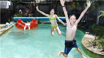 Spaß darf beim eigenen Pool im Garten natürlich nicht fehlen. Wichtiger jedoch die Frage: Wie viel Geld soll der Pool kosten und welche Größe soll er haben?