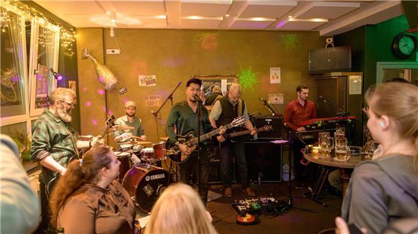 Band spielt in einer kleinen Kneipe