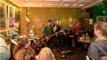 Band spielt in einer kleinen Kneipe