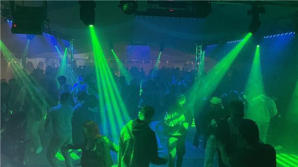 Spaß haben, tanzen und flirten und das alles ohne Stress. Dafür stehen die Zeltdiscos in und um Zeven.