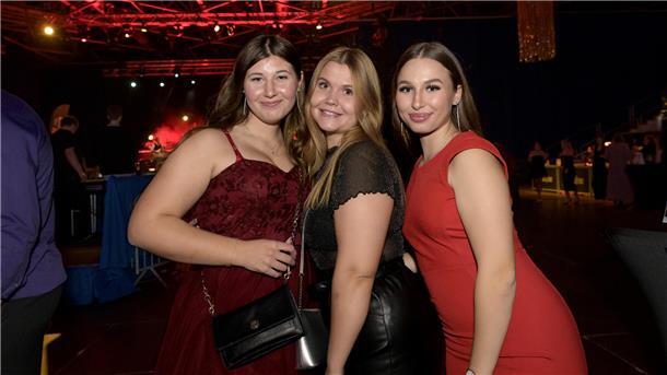 So feierten die 4000 Gäste beim Weihnachtszauber Drei junge Frauen in Abendkleidung