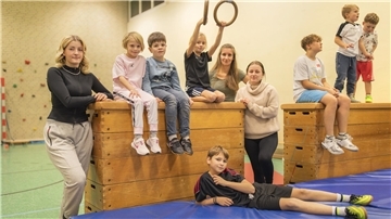 Spaß steht an erster Stelle: Marie Lührs (links) und Josephine Daugardt (Vierte v.r.) bieten seit drei Jahren beim TV Geestenseth Trendsport für Kinder an. Unterstützt werden sie dabei von Sharina Zitterich (Mitte).