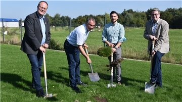 Spatenstich für das neue Batterieprüfzentrum in Stotel (von links): Holger Rasch, Erster Gemeinderat der Gemeinde Loxstedt, Costakis und Marios Constantinou von der LABCO GmbH sowie Marco Witthohn von der Agentur für Wirtschaftsförderung Cuxhaven.