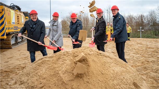 Spatenstich für das neue Gerätehaus der Freiwilligen Feuerwehr Wulsdorf am Gewerbegebiet Bohmsiel (von links): Melf Grantz, Janna Behrens, Ulrich Knoll, Holger Schneeberg und Jens Cordes.