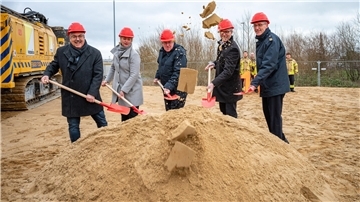 Spatenstich für das neue Gerätehaus der Freiwilligen Feuerwehr Wulsdorf am Gewerbegebiet Bohmsiel (von links): Melf Grantz, Janna Behrens, Ulrich Knoll, Holger Schneeberg und Jens Cordes.