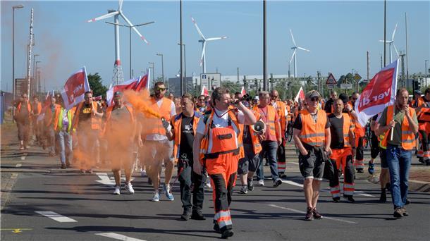 „Spaziergang“ durch den Überseehafen. Rund 1750 Beschäftigte beteiligten sich an dem 24-stündigen Streik, um mehr Lohn zu fordern.