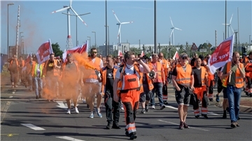 „Spaziergang“ durch den Überseehafen. Rund 1750 Beschäftigte beteiligten sich an dem 24-stündigen Streik, um mehr Lohn zu fordern.