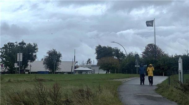 „Joshua“ im Anmarsch: Herbststurm bedroht die Nordseeküste Spaziergang im stürmischen Cuxhaven: Vorboten des herannahenden Sturmtiefs begleiten die Spaziergänger entlang der Küste.