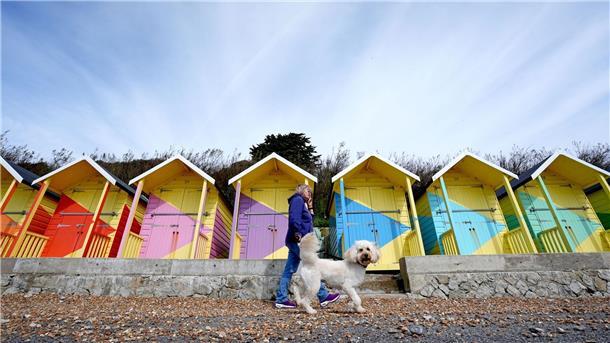 Spaziergang mit Hund an der Promenade in Folkestone, Kent.