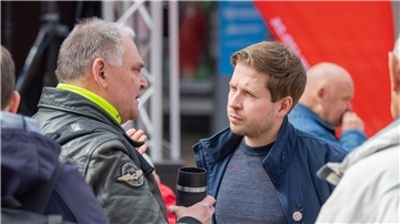 SPD-Bremerhaventag in der Fußgängerzone: Generalsekretär Kevin Kühnert (rechts) im Gespräch mit einem Besucher.