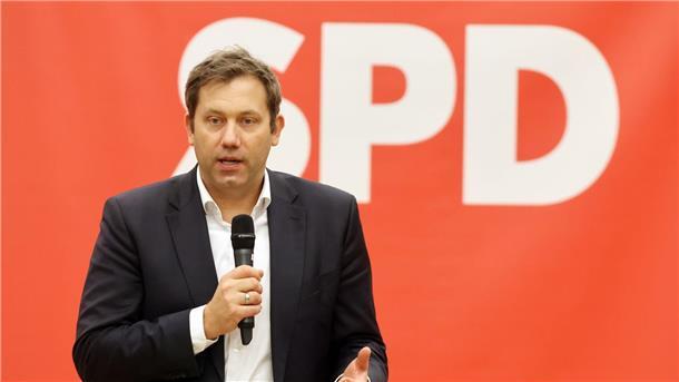 Klingbeil für mehr Bürgernähe gegen Umfragehoch der AfD SPD-Chef Lars Klingbeil im Bürger-Gespräch in Erfurt.