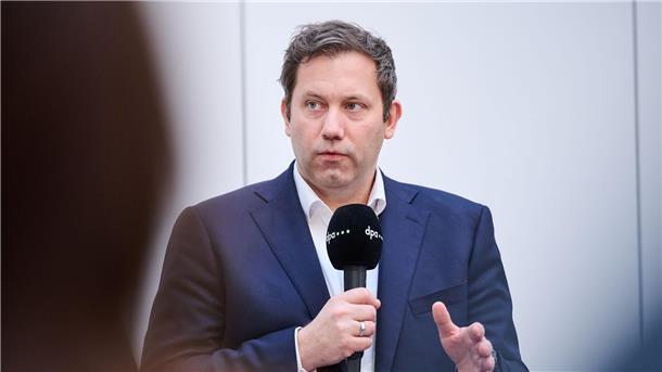 SPD-Chef Lars Klingbeil (SPD) sieht noch 27 Prozent der Wählerinnen und Wähler unentschieden - er ruft seine Partei zum Kampf um jede Stimme auf. (Archivfoto)