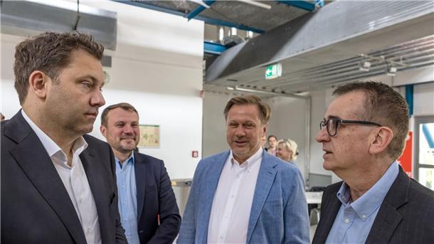 Klingbeil will für Arbeitsplätze bei „grünem Stahl“ kämpfen SPD-Chef Lars Klingbeil will sich für Industriearbeitsplätze in Stahlwerken einsetzen.