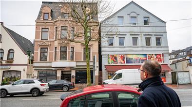 SPD-Chef Martin Günthner zeigt Miss- und Leerstände in der Hafenstraße.