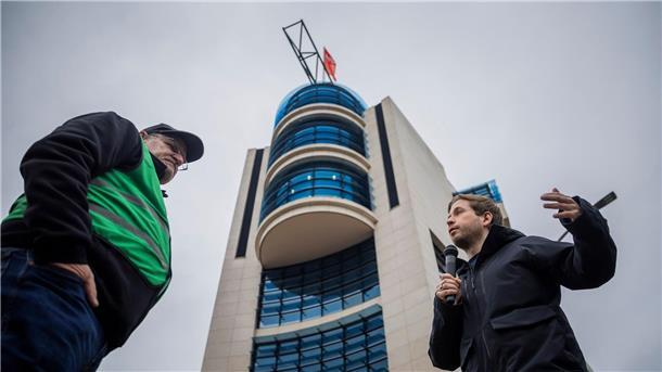 Bauern protestieren mit 250 Traktoren vor Parteizentralen SPD-Generalsekretär Kevin Kühnert (r) und Henrik Wendorff, Präsident des Landesbauernverbandes Brandenburg, vor dem Willy-Brandt-Haus.