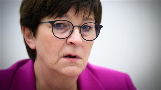 Esken erteilt Asylverfahren außerhalb der EU klare Absage SPD-Vorsitzende Saskia Esken spricht sich gegen Asylverfahren außerhalb der EU aus.
