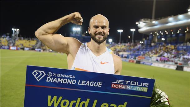 Über 91 Meter: Speerwerfer Weber siegt in Doha mit Bestmarke Speerwerfer Julian Weber jubelt über seinen Sieg in Doha.